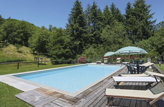 Lovely apartment in villa for 4 guests with pool, WIFI, TV, terrace and parking