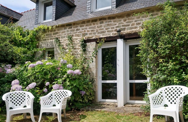 Lovely apartment in villa for 4 guests with terrace, pets allowed and parking