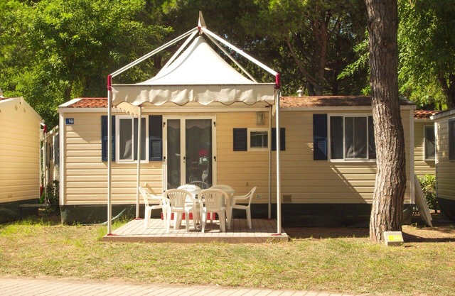 Lovely apartment in villa for 4 guests with WIFI, A/C, pool, TV, terrace, pets allowed and parking