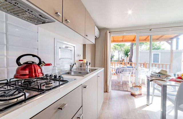 Lovely apartment in villa for 6 guests with A/C, pool, WIFI, TV, terrace and parking