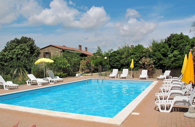 Lovely apartment in villa for 6 guests with pool, WIFI, TV, terrace, pets allowed and parking