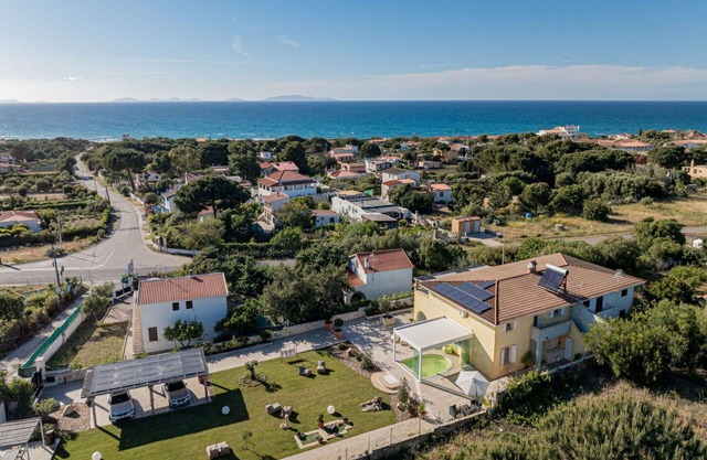 Lovely apartment in villa for 5 guests with A/C, WIFI, pool, TV and patio