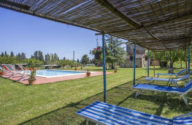 Lovely apartment in villa for 3 guests with pool, WIFI, TV, patio, pets allowed and parking