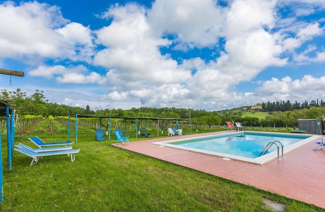 Lovely apartment in villa for 5 people with WIFI, pool, TV, patio, pets allowed and parking