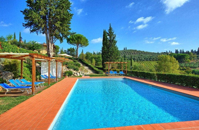 Lovely apartment with pool, WIFI, A/C, TV, panoramic view and parking, close to San Gimignano