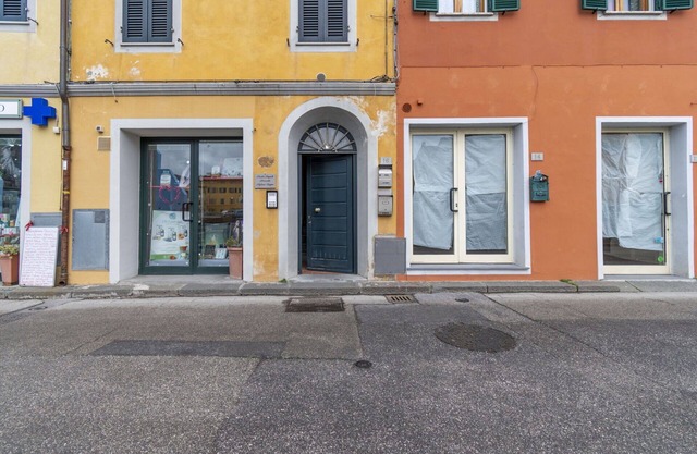 Lovely apartment with A/C, WIFI, TV, balcony, pets allowed and panoramic view, close to Pisa