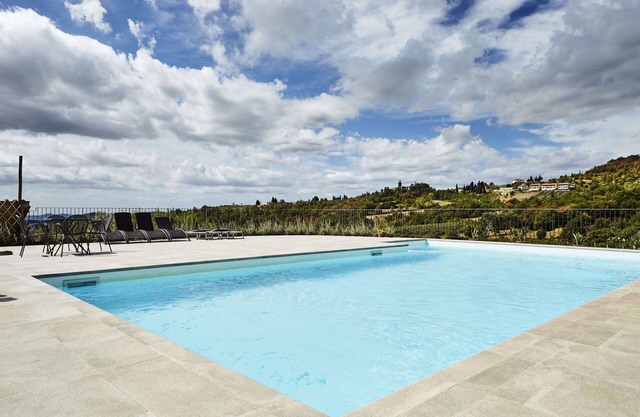 Lovely apartment with pool, WIFI, TV, pets allowed, panoramic view and parking, close to Arezzo