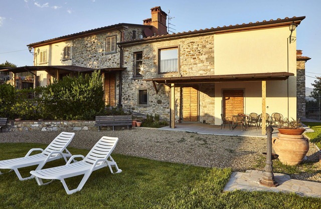 Lovely apartment with WIFI, pool, TV, pets allowed and panoramic view, close to Arezzo