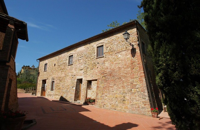 Lovely apartment with A/C, pool, WIFI, TV, pets allowed and parking, close to San Gimignano