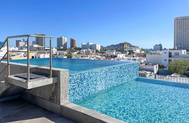 Lovely apartment with pool 4 blocks from the beach