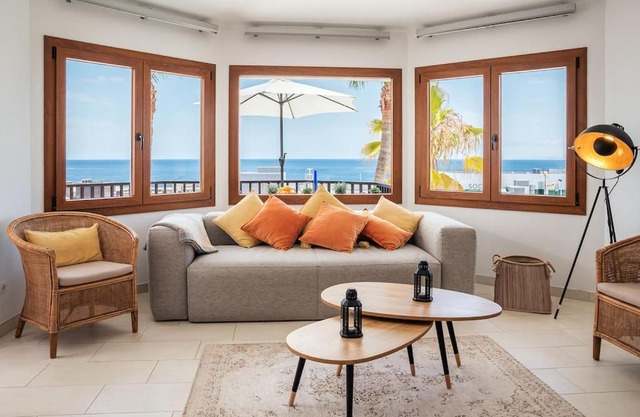 Lovely apartment with sea and mountain views