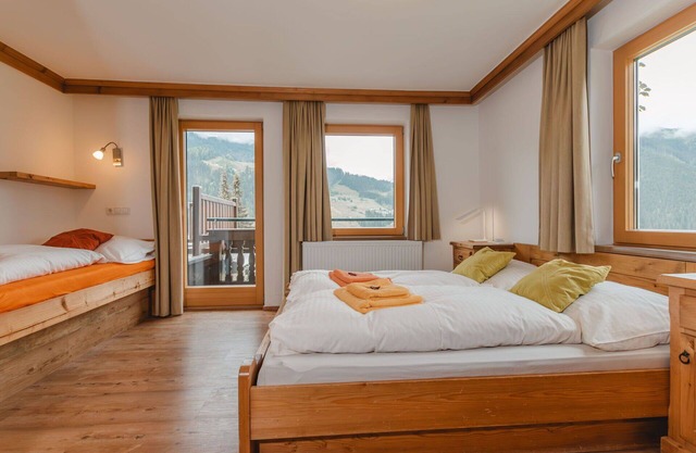 Lovely apartment for 20 people with WIFI, TV, terrace, pets allowed and parking