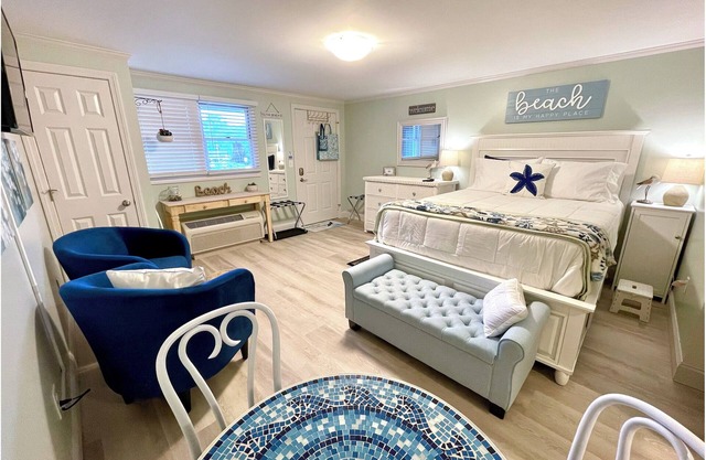 Lovely Boutique Studio, 1 mi. to Beach! 1/2 mi. to village ~ Trolley 2 blocks!