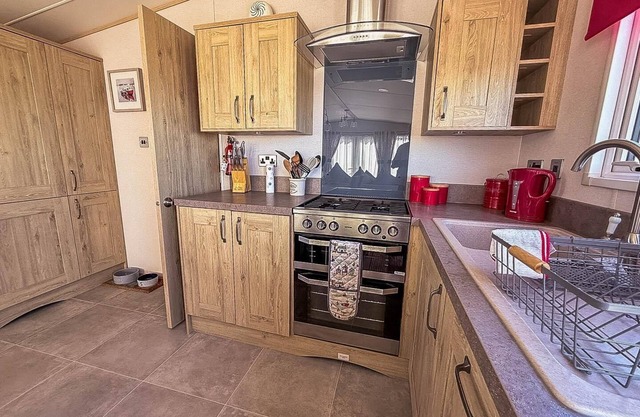 Lovely caravan with seaviews, Wi-Fi and decking near Pakefield beach ref 68040CR