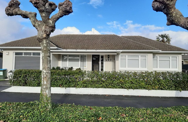 Lovely clean, comfortable, 3 bedroom family home in Central Hastings.