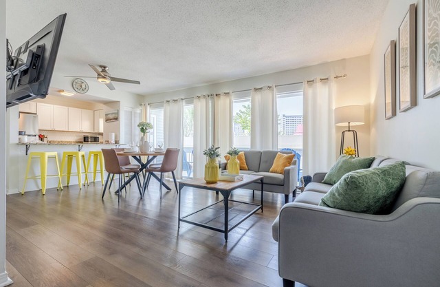 LOVELY CONDO in the heart of Destin with sharednPOOL,Wi-Fi and PATIO