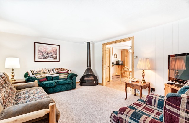Lovely condo w/a lake access plus shared tennis & basketball courts