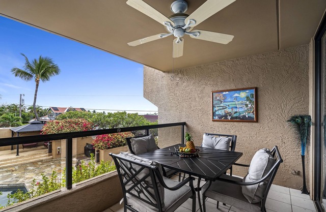 Lovely condo with swimming pool and ocean view near Kona center