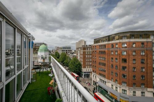 Lovely & Cosy 2BR 2Bath 'Penthouse' Steps to Hyde P