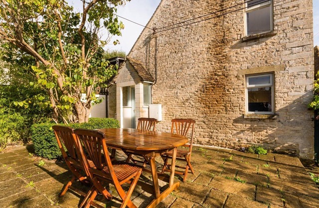 Lovely Cosy Stone Cottage in Tetbury, Cotswolds