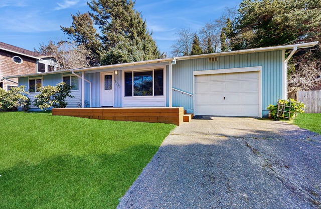 Lovely cottage near the beach with free WiFi, cable, and outdoor deck