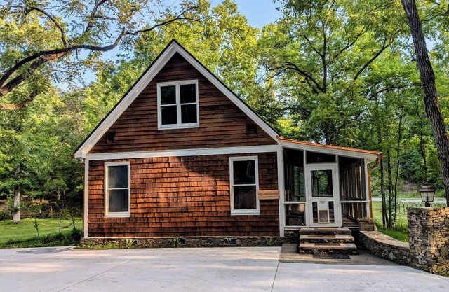 Lovely Cottage w/screened porch overlooking a creek & minutes from the Dragon!