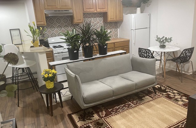 Lovely Cozy 2 Bedroom Apartment