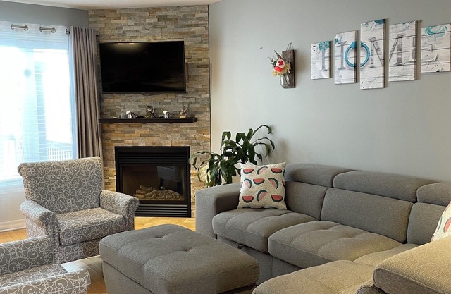 Lovely & cozy 3Bdr | 7 person| 2baths | 1 free driveway parkings | street pkgs