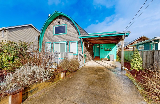Lovely dog-friendly home with firepit - walk to the beach & downtown (MCA #329)
