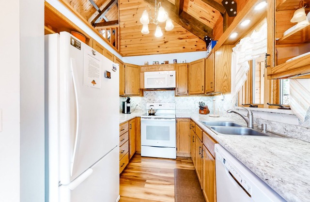 Lovely dog-friendly home on 100 acres w/free WiFi/cable/stocked pond/rowboat