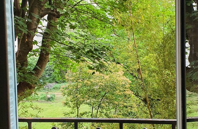 Lovely F2 52m2, bedroom overlooking wooded garden