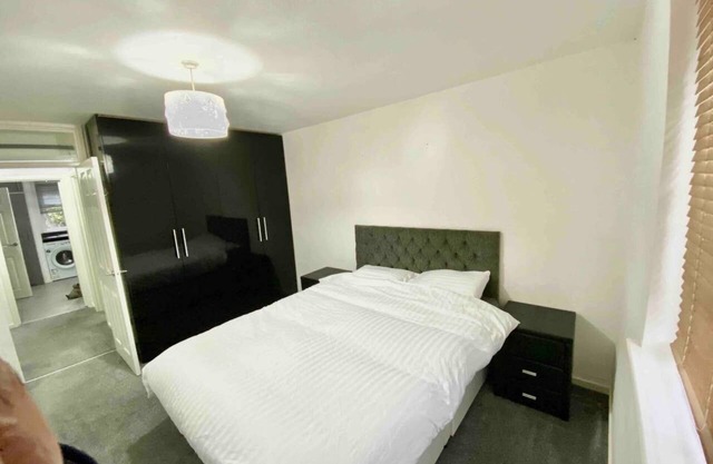 Lovely Flat next to Riven Close to Heathrow