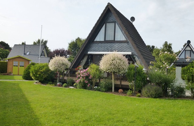 Lovely furnished house on the outskirts of a vacation park with a large garden