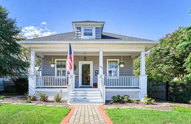 Lovely historic home with patio, central AC, full kitchen & washer/dryer