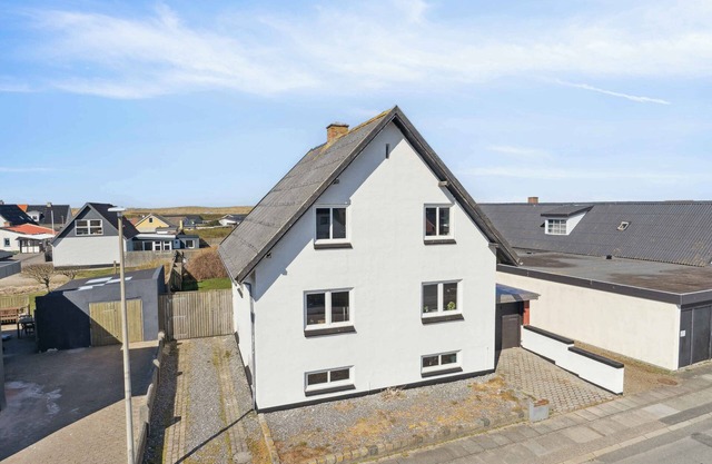 Lovely holiday home close to the water