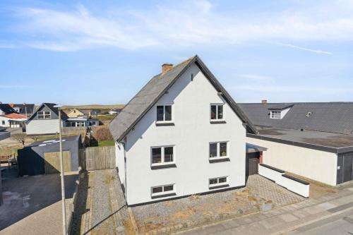 Lovely Holiday Home Close To The Water