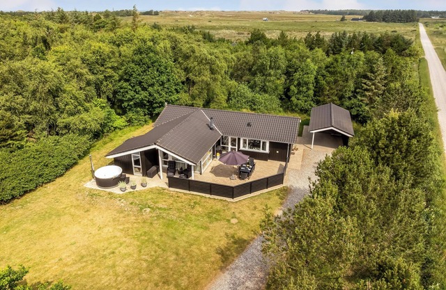 Lovely holiday home with wilderness bath and space for 8 people.