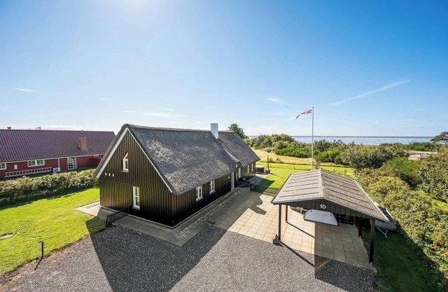 Lovely holiday home with fantastic views, fenced grounds, and a Wilderness bath.