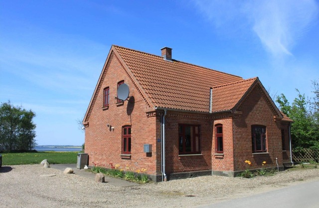 Lovely holiday home with private beach. Free wi-fi