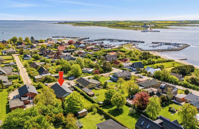 Lovely holiday home with hot tub – 150 m to water