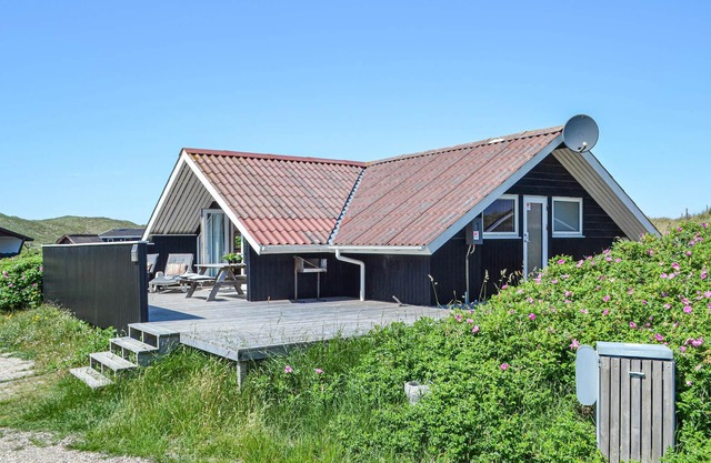 Lovely home in Hvide Sande with WiFi