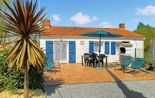 Lovely Home In St Urbain With Kitchen