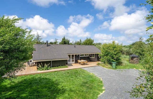 Lovely home in Ulfborg with kitchen