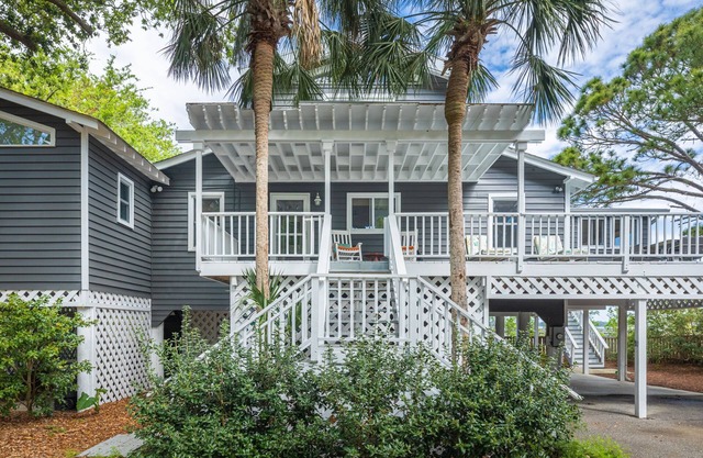 Lovely Home on Deep Water/Dock/Short walk to Beach/Pets Considered.
