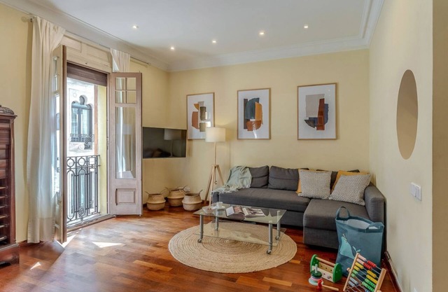 Lovely home steps to the iconic Paseo de Gracia!