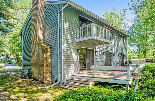 Lovely home with firepit, W/D, fast WiFi, & huge dog-friendly yard