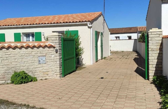 Lovely house with garden close to the beach