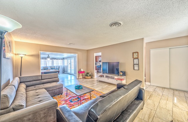 Lovely house - near the strip!
