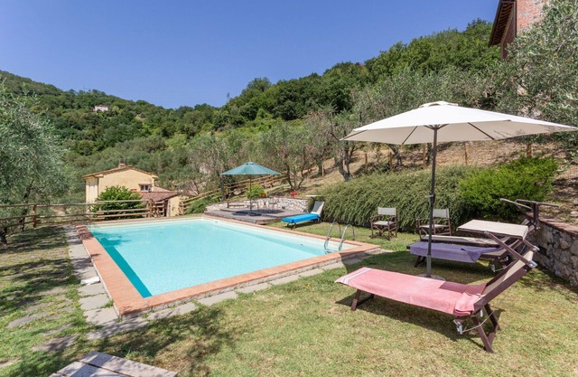 Lovely apartment in villa with pool, WIFI, TV, patio, pets allowed and parking, close to Lucca
