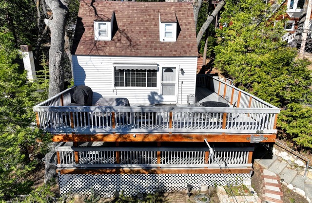 Lovely Lake View 4 BR Cabin w/Large Kitchen & Deck.